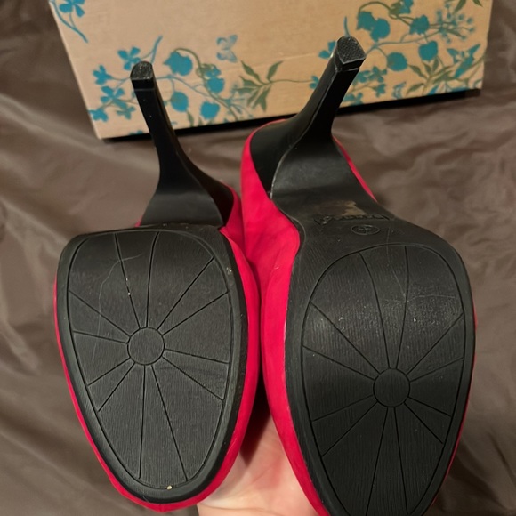 New in box size 7 red suede stiletto with a black heel - Picture 5 of 7